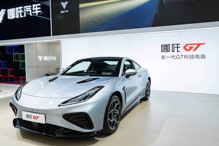 成都190哪吒汽车在智能汽车领域的表现，领途汽车在新能源汽车市场中的影响力